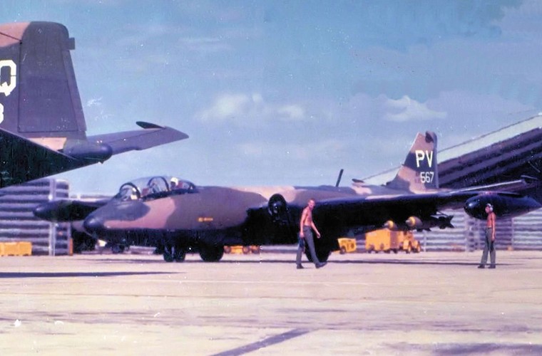 Cai ket dang may bay nem bom B-57 trong CT Viet Nam-Hinh-3