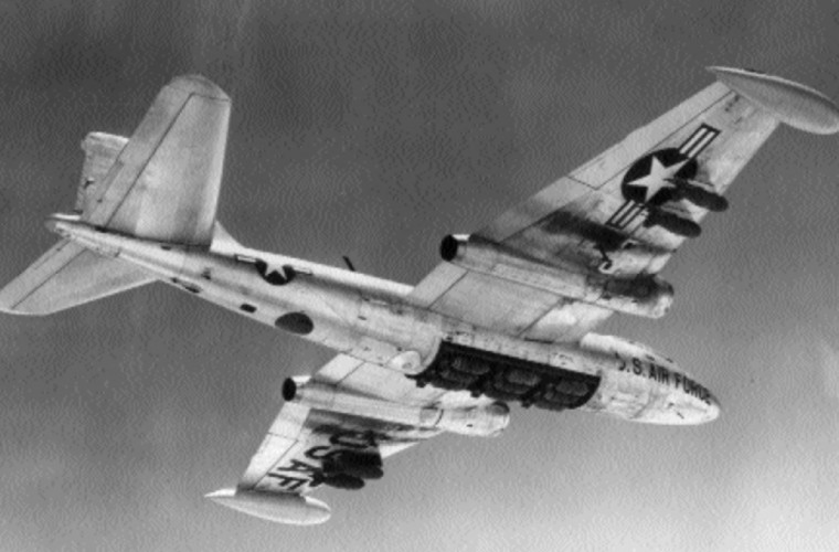 Cai ket dang may bay nem bom B-57 trong CT Viet Nam-Hinh-8