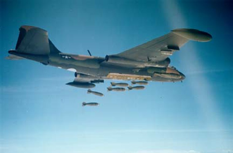 Cai ket dang may bay nem bom B-57 trong CT Viet Nam-Hinh-9