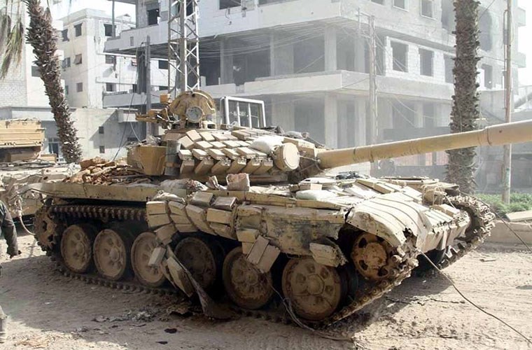 Khoanh khac kinh di xe tang T-72AV Syria trung dan, tan tanh-Hinh-7
