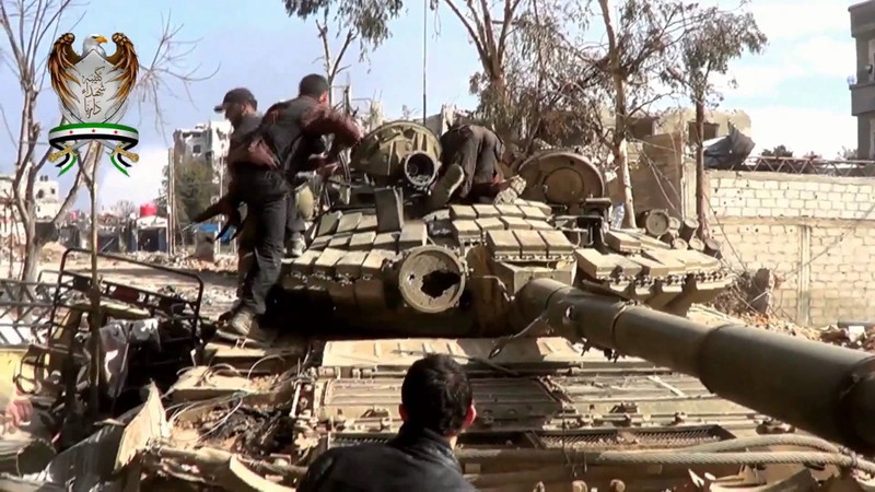 Khoanh khac kinh di xe tang T-72AV Syria trung dan, tan tanh-Hinh-8