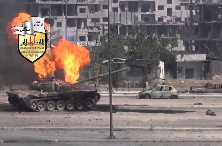 Khoanh khac kinh di xe tang T-72AV Syria trung dan, tan tanh-Hinh-9