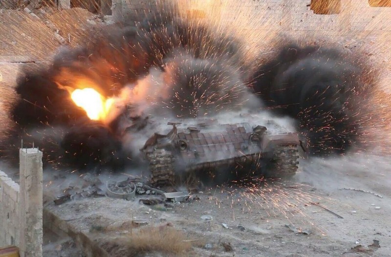 Khoanh khac kinh di xe tang T-72AV Syria trung dan, tan tanh