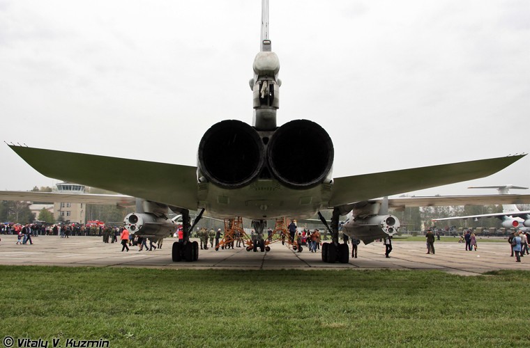 Can canh buong lai quai di may bay nem bom Tu-22M3-Hinh-12