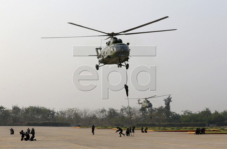 Man nhan dan vu khi “khung” Quan doi Myanmar duyet binh-Hinh-16