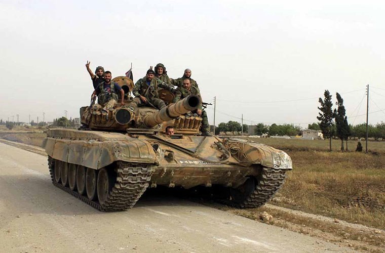 Cuc hiem ben trong xe tang T-72 Syria na phao danh IS