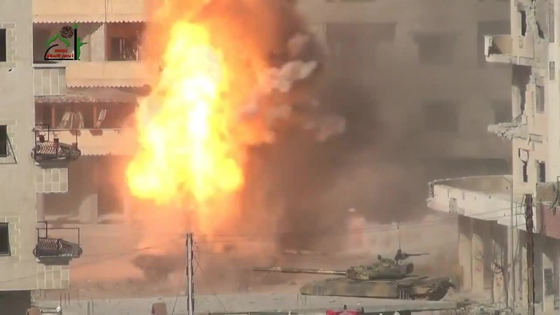 Nhoi long canh xe tang T-72 Syria trung dan, boc chay kinh hoang