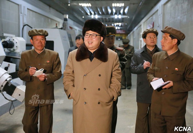 Theo chan ong Kim Jong-un tham nha may ten lua Trieu Tien-Hinh-6