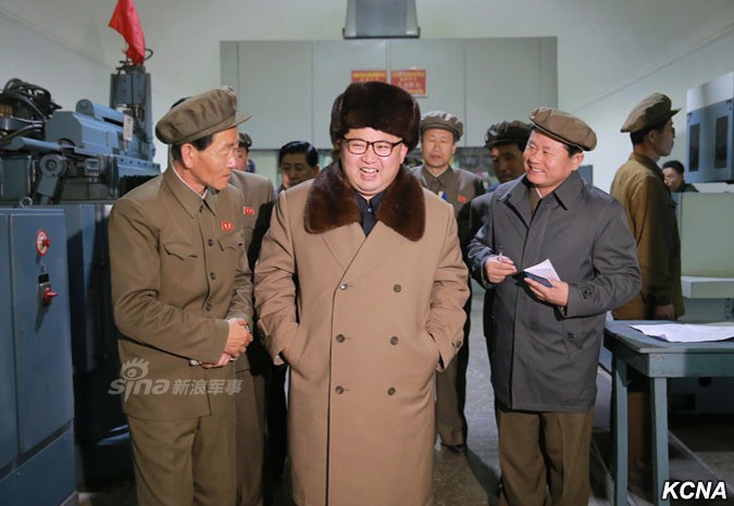 Theo chan ong Kim Jong-un tham nha may ten lua Trieu Tien-Hinh-8