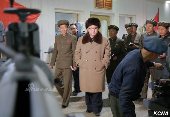 Theo chan ong Kim Jong-un tham nha may ten lua Trieu Tien