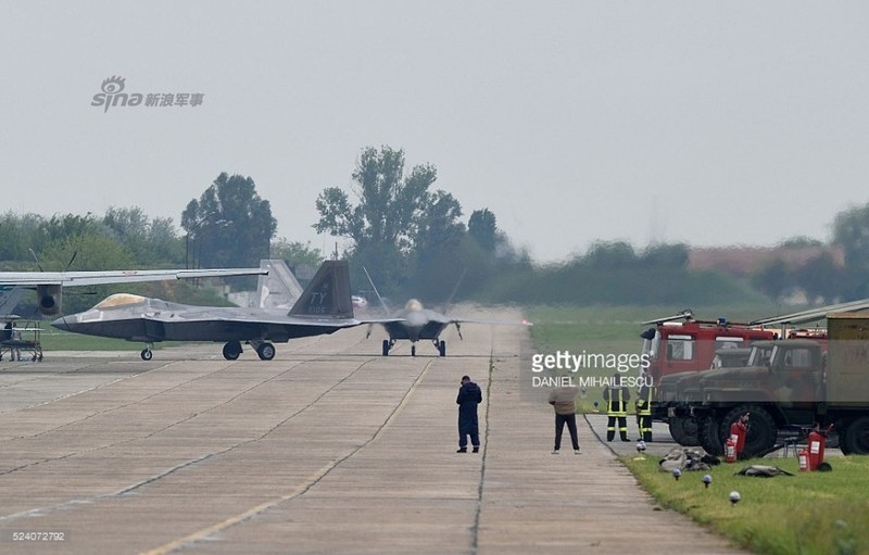 Anh MiG-21 sanh vai sieu tiem kich F-22 o Romania-Hinh-11