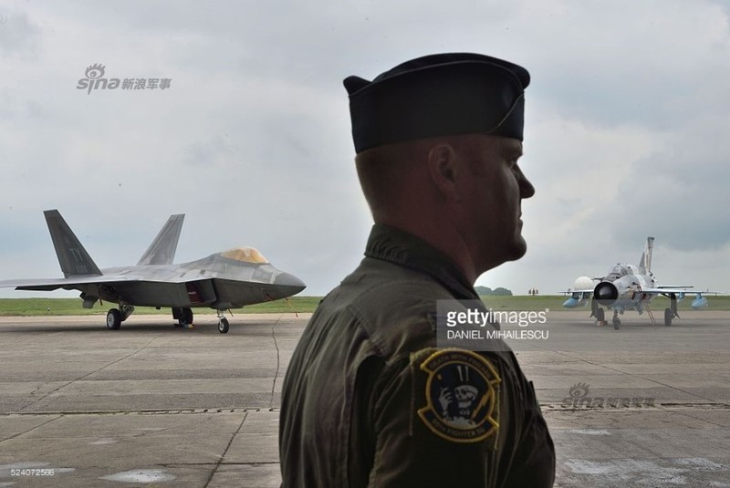 Anh MiG-21 sanh vai sieu tiem kich F-22 o Romania-Hinh-8