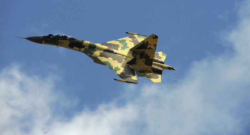 Tiem kich Su-35 va F-22 giao chien: Ai thang ai?