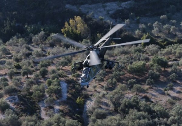 Man nhan canh “xe tang bay” Mi-24 san khung bo o Syria