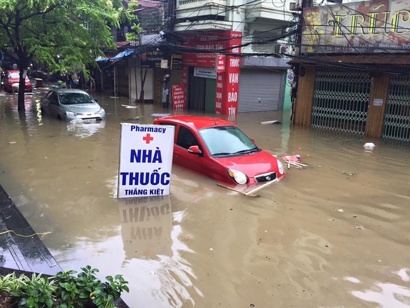 Anh ngap lut kinh hoang o Ha Noi sau con mua lon-Hinh-10