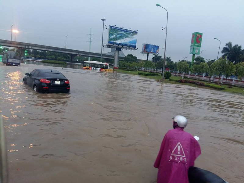 Anh ngap lut kinh hoang o Ha Noi sau con mua lon-Hinh-2