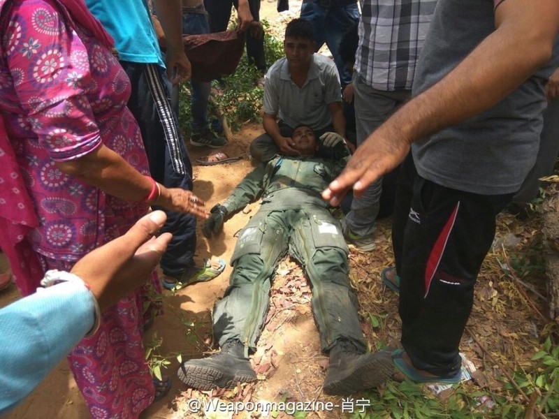 Hien truong tham khoc MiG-27 An Do tong sap nha dan-Hinh-8