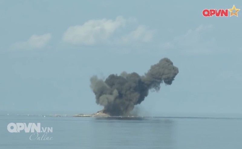 Anh oai hung Su-30MK2 ban rocket, nem bom tren bien-Hinh-7