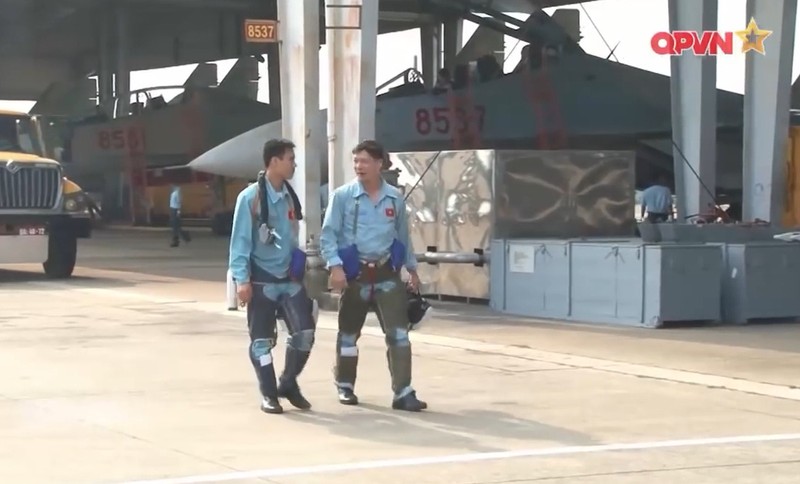 Anh oai hung Su-30MK2 ban rocket, nem bom tren bien