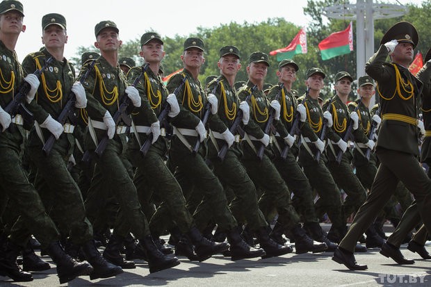 Ngam dan vu khi Quan doi Belarus duyet binh hoanh trang-Hinh-3