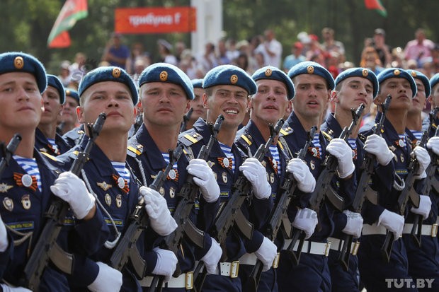 Ngam dan vu khi Quan doi Belarus duyet binh hoanh trang-Hinh-5