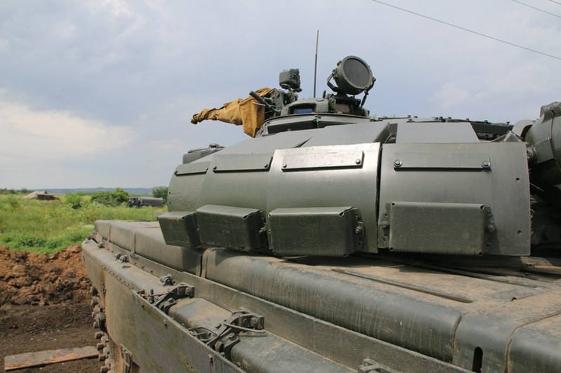 Ngac nhien xe tang T-72B tu do cua quan noi day Ukraine-Hinh-3