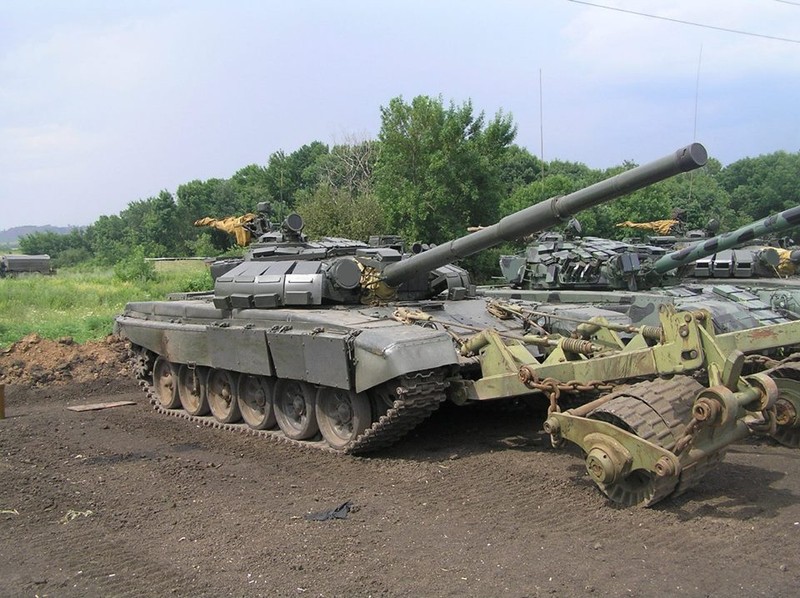 Ngac nhien xe tang T-72B tu do cua quan noi day Ukraine