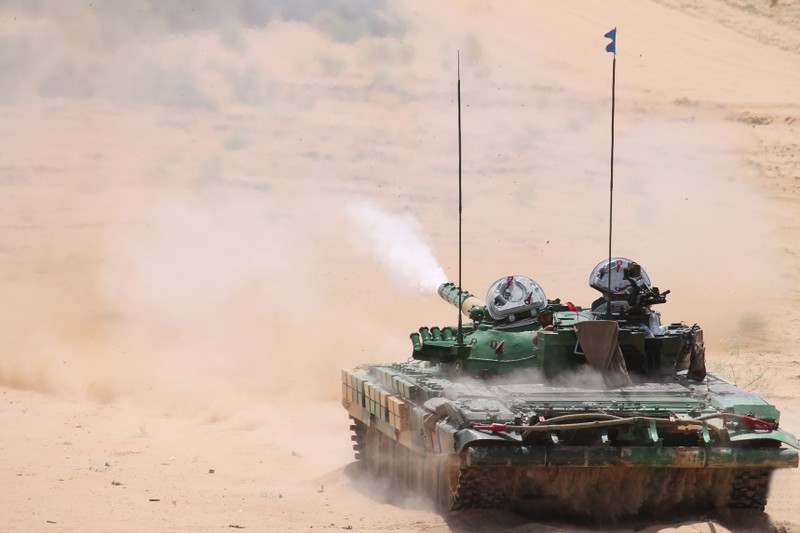 To tuong 100 xe tang T-72 ap sat bien gioi Trung Quoc-Hinh-12