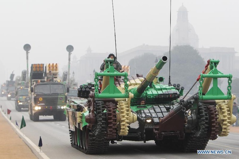 To tuong 100 xe tang T-72 ap sat bien gioi Trung Quoc-Hinh-8