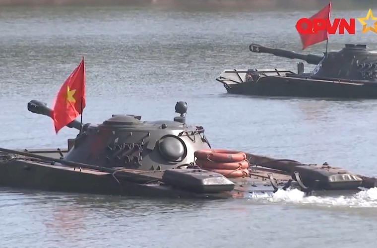 Bat ngo xe tang PT-76B Viet Nam vua boi, vua ban-Hinh-7