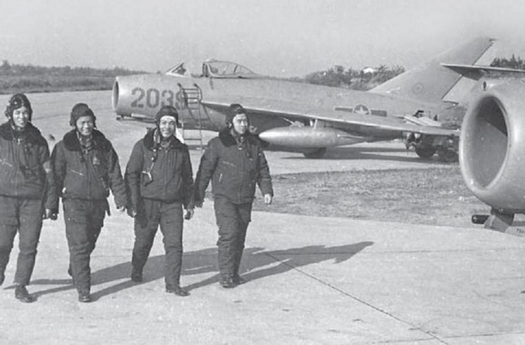 Bat ngo: Tiem kich MiG-17 Viet Nam hoa ra co “mat than”-Hinh-2