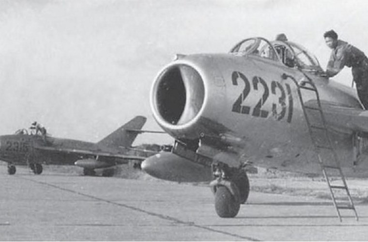 Bat ngo: Tiem kich MiG-17 Viet Nam hoa ra co “mat than”-Hinh-3