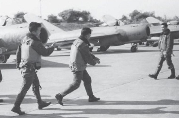 Bat ngo: Tiem kich MiG-17 Viet Nam hoa ra co “mat than”-Hinh-8