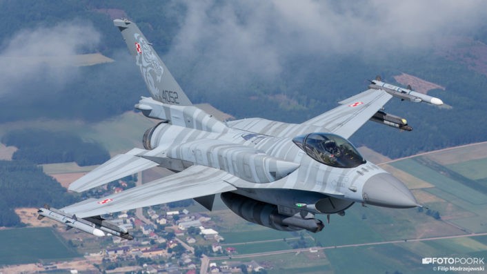 An tuong manh may bay chien dau Su-22 sat canh cung F-16-Hinh-4