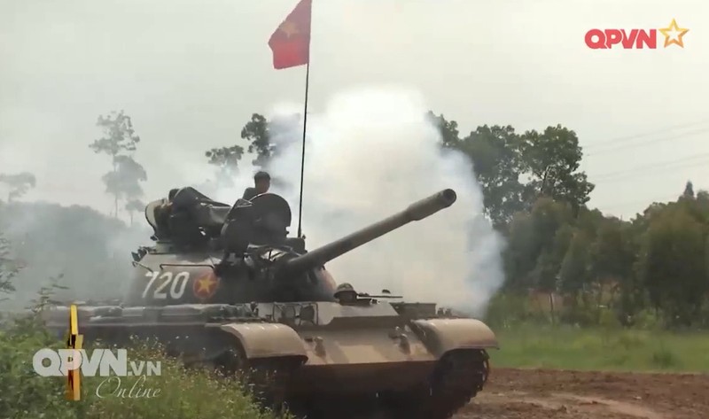 Muc so thi dan tang T-54 Viet Nam hung dung na phao