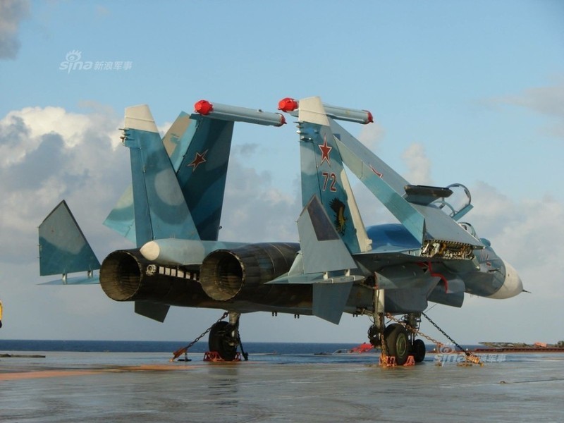 Tiem kich ham Su-33 xuat kich ram ro, NATO cang thang-Hinh-3