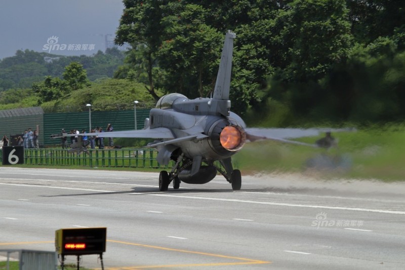 Hoanh trang tiem kich F-15/16 Singapore ha canh tren quoc lo-Hinh-5