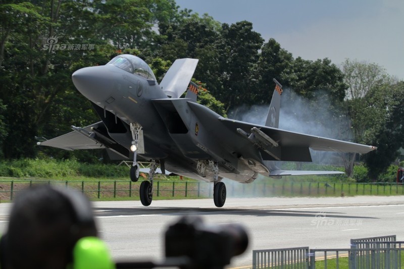 Hoanh trang tiem kich F-15/16 Singapore ha canh tren quoc lo