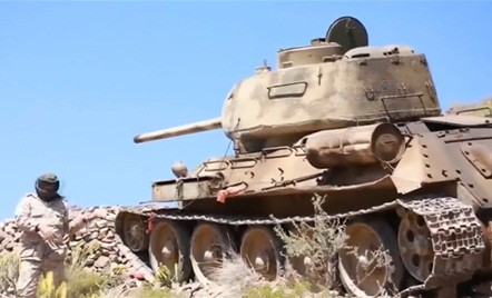 Kho do canh xe tang T-34-85 tac chien o Yemen-Hinh-2