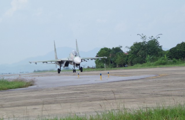 Trung doan 923 thuc hien ban bay mau tren may bay Su-30MK2-Hinh-5