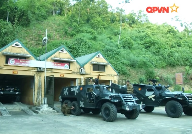 Vu khi dang gom tren “taxi chien truong” BTR-152 cua Viet Nam