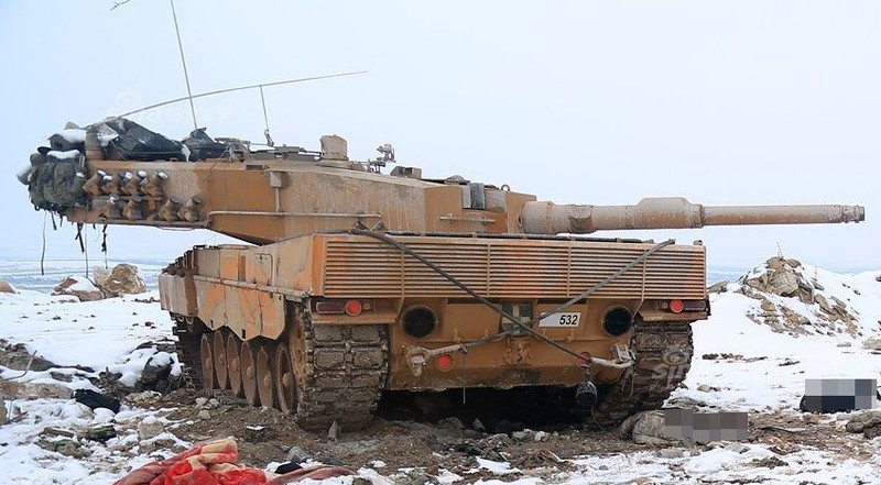 Kinh di canh xe tang Leopard 2A4 bi “xe nat” o Syria-Hinh-11
