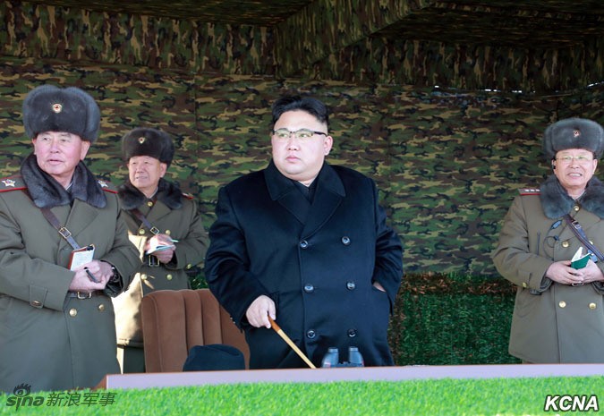 Muc kich ong Kim Jong-un chi dao xe tang vuot song bang