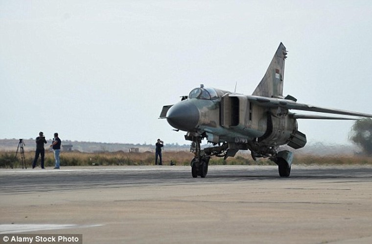 Khoanh khac tiem kich MiG-23 Syria nem bom xong, cuong cuong thao chay-Hinh-9