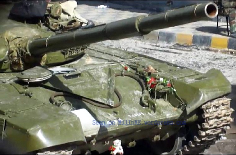 Ghe ron canh xe tang T-72 bi xe nat o Syria-Hinh-3