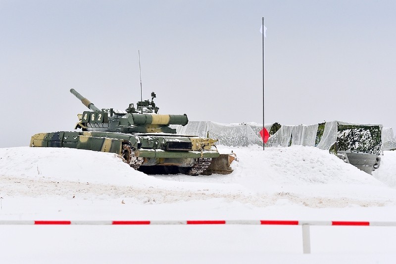 Muc kich xe tang T-80U tap tran bao ve Moscow-Hinh-10