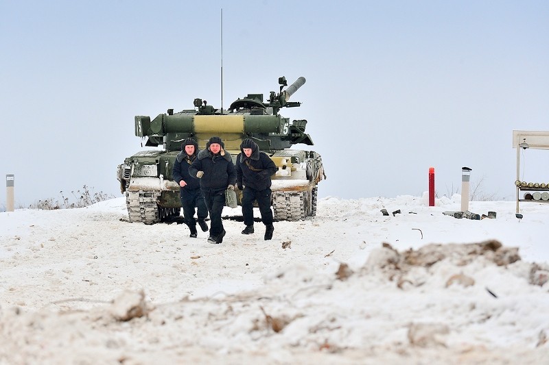 Muc kich xe tang T-80U tap tran bao ve Moscow-Hinh-4
