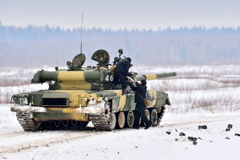 Muc kich xe tang T-80U tap tran bao ve Moscow-Hinh-8