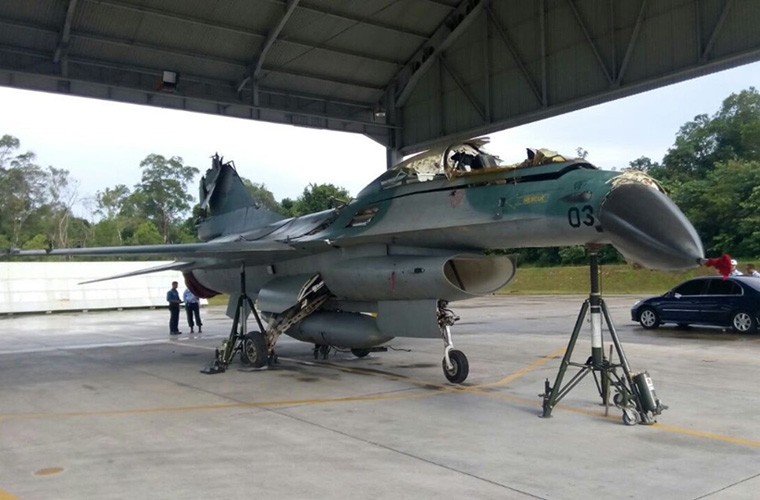Mat phanh, tiem kich F-16 truot khoi duong bang, lat ngua-Hinh-3