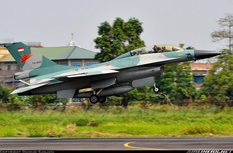 Mat phanh, tiem kich F-16 truot khoi duong bang, lat ngua-Hinh-4